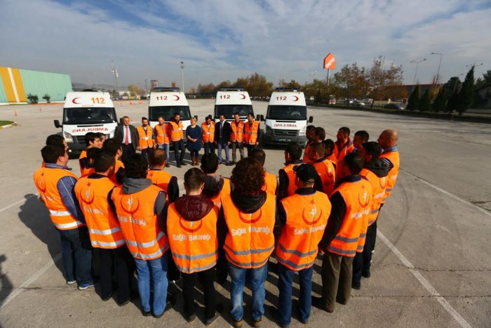 Ambulans sürücülerine sürüş tekniği eğitimi