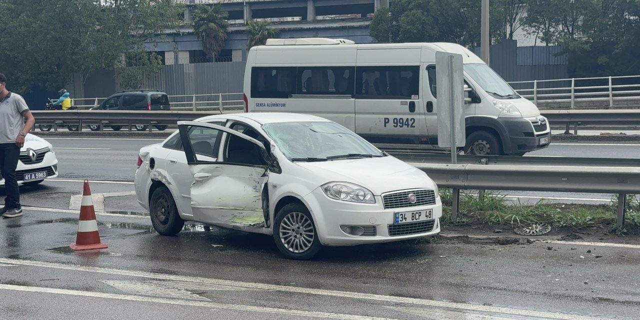 Belediye otobüsü ile otomobil çarpıştı: 2 yaralı