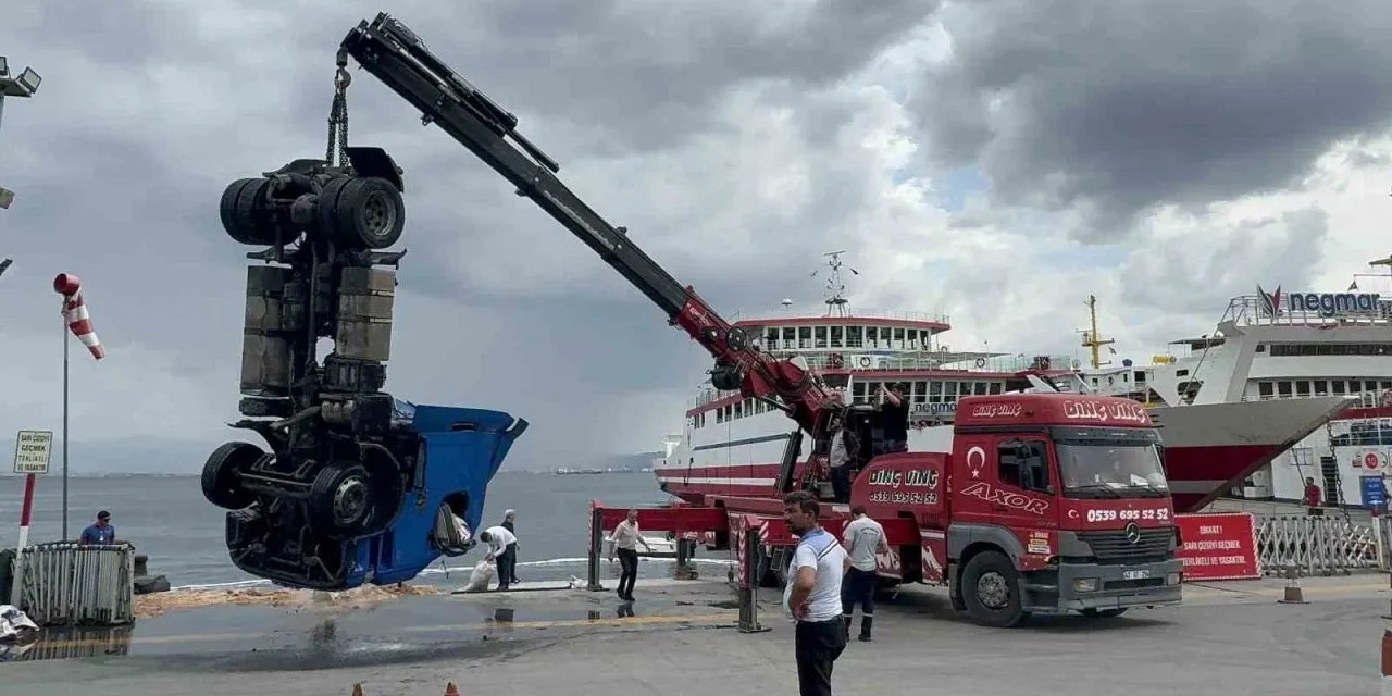 Gebze'de freni boşalan tır denize düştü