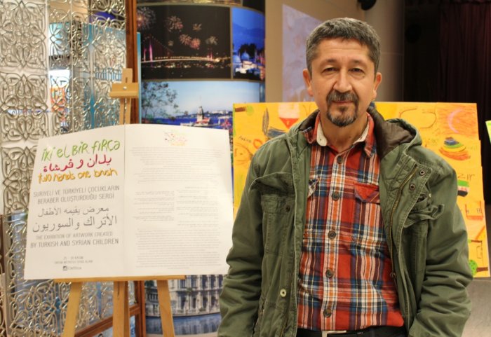 Rıdvan Şükür, “İki el bir Fırça” Sergisinde.