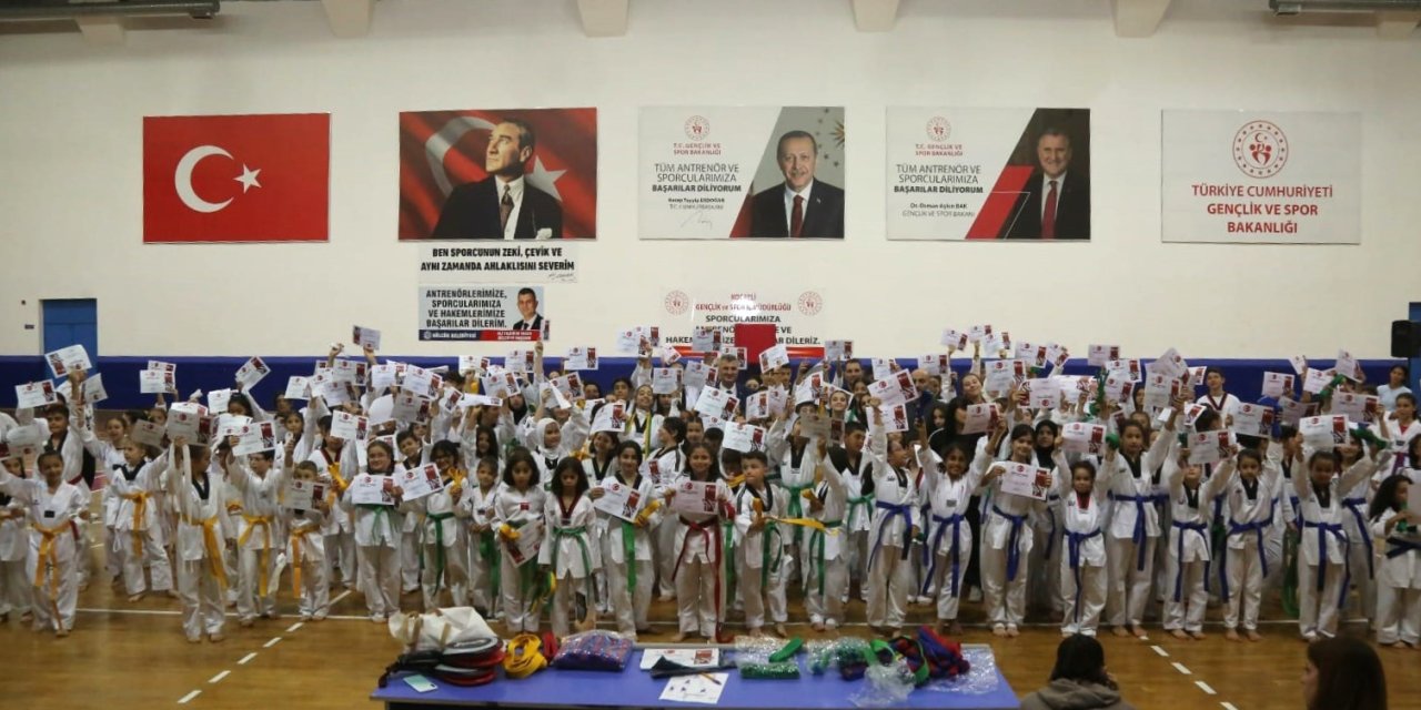 330 Taekwondo Sporcusu Kuşak Atladı