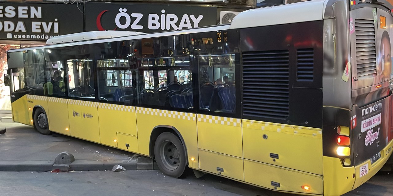 Kontrolden çıkan İETT otobüsü gelinlik mağazasına girdi