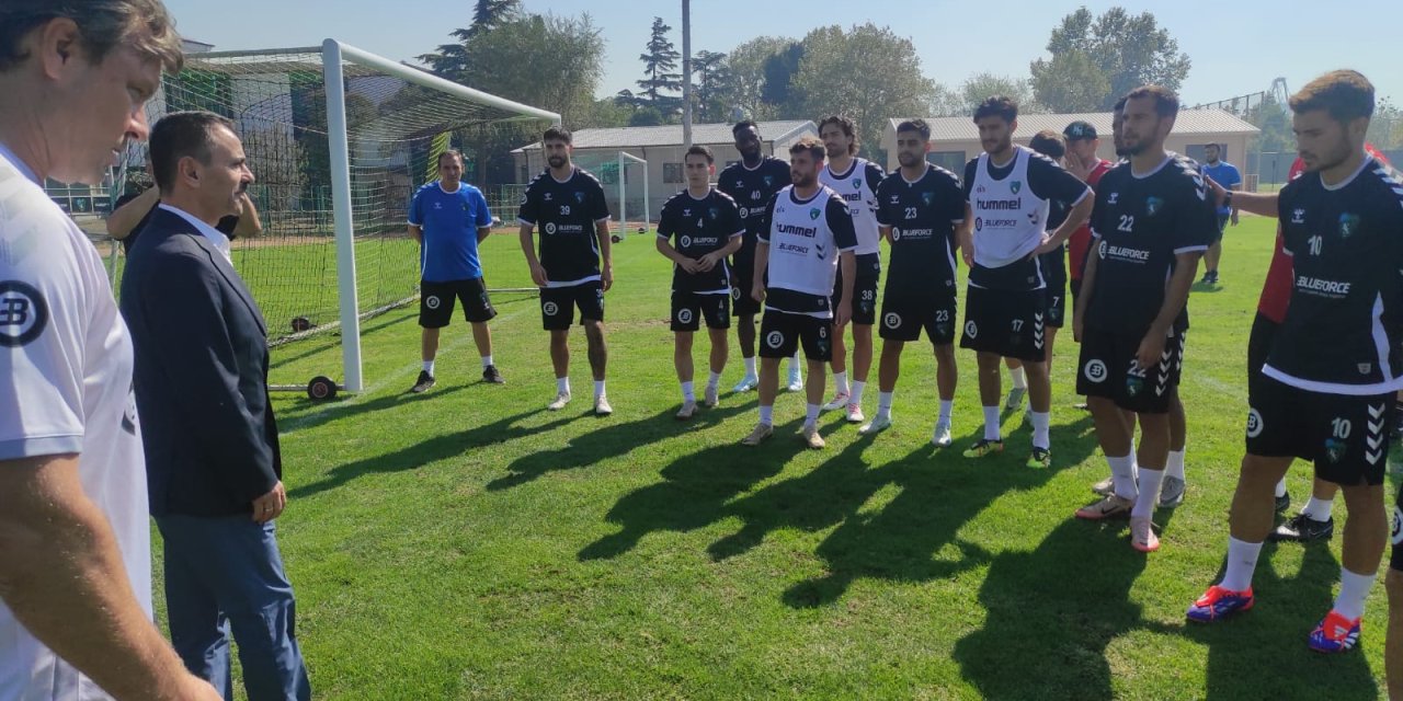 Vali Aktaş Kocaelispor‘a antrenmanda ziyaret