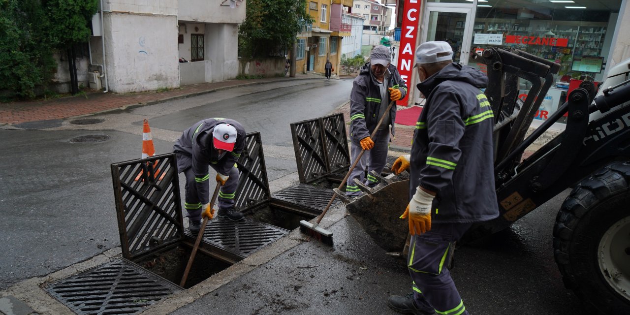 Çayırova’da mazgallar temizleniyor