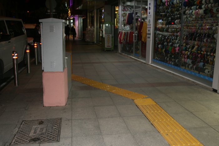 Sokak engellerle dolu!