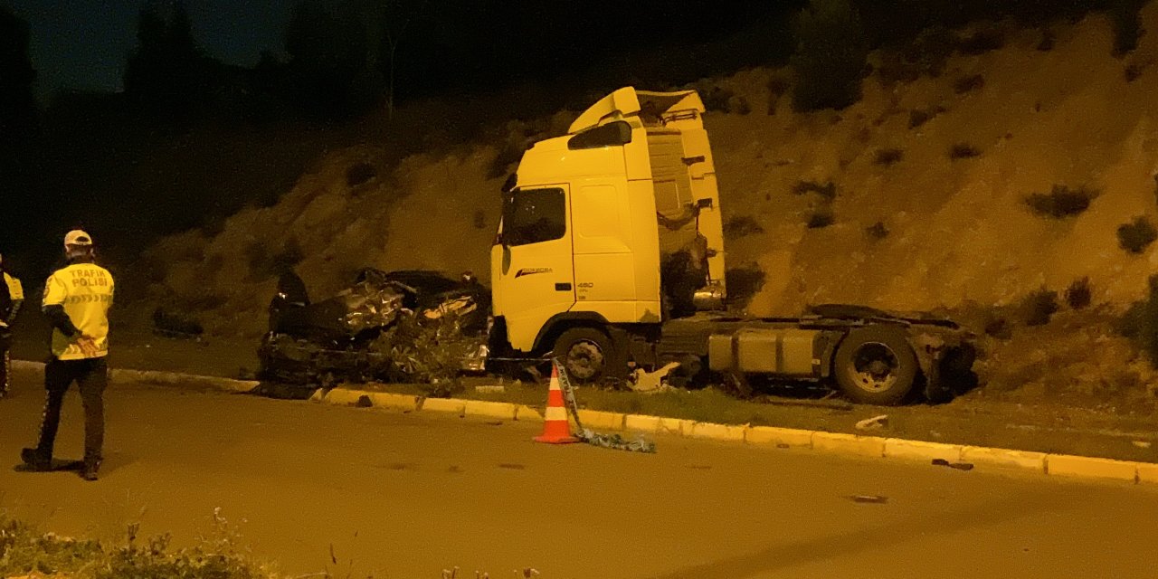 Karşı şeride geçen tır otomobili biçti: 1 ölü