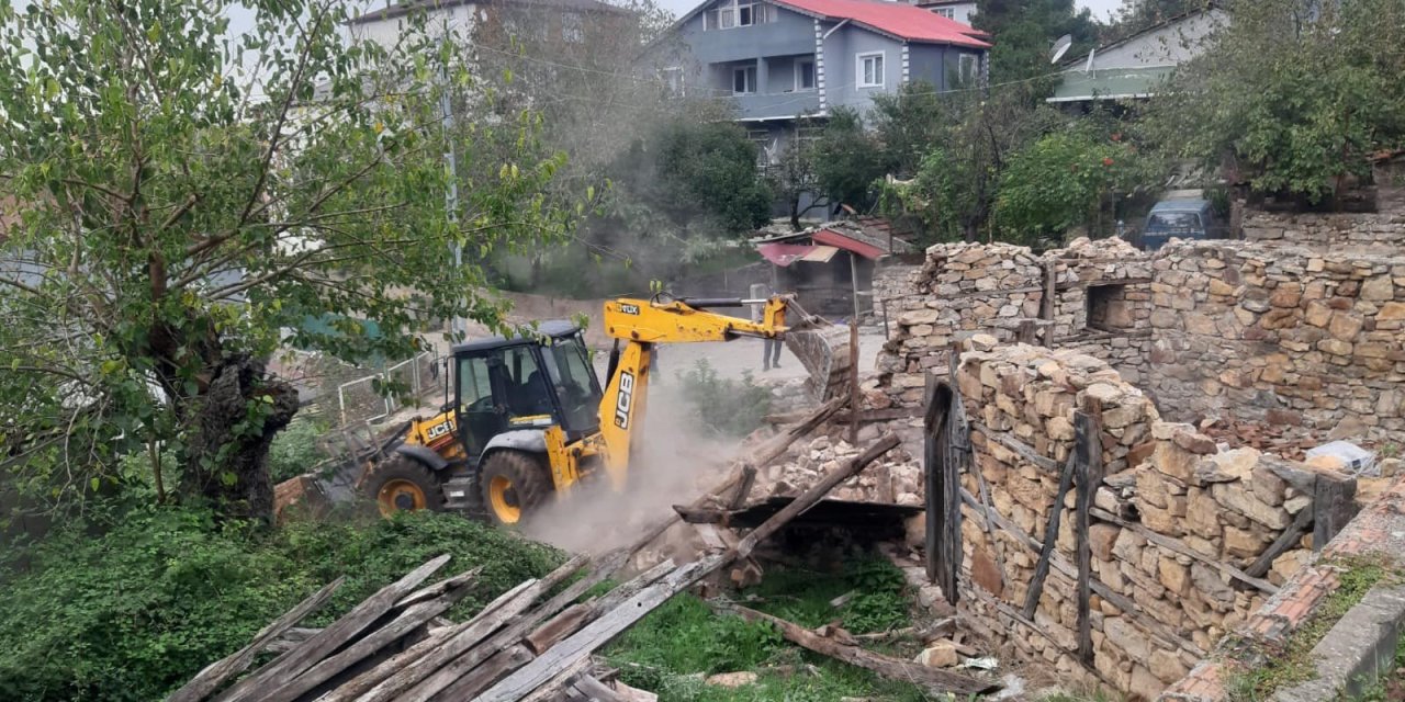 Körfez'de metruk binalar yıkılıyor