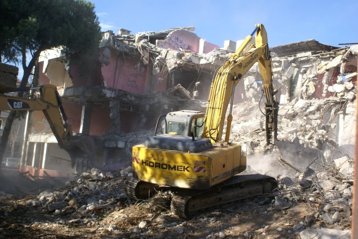 Askeri gazino yıkıldı!