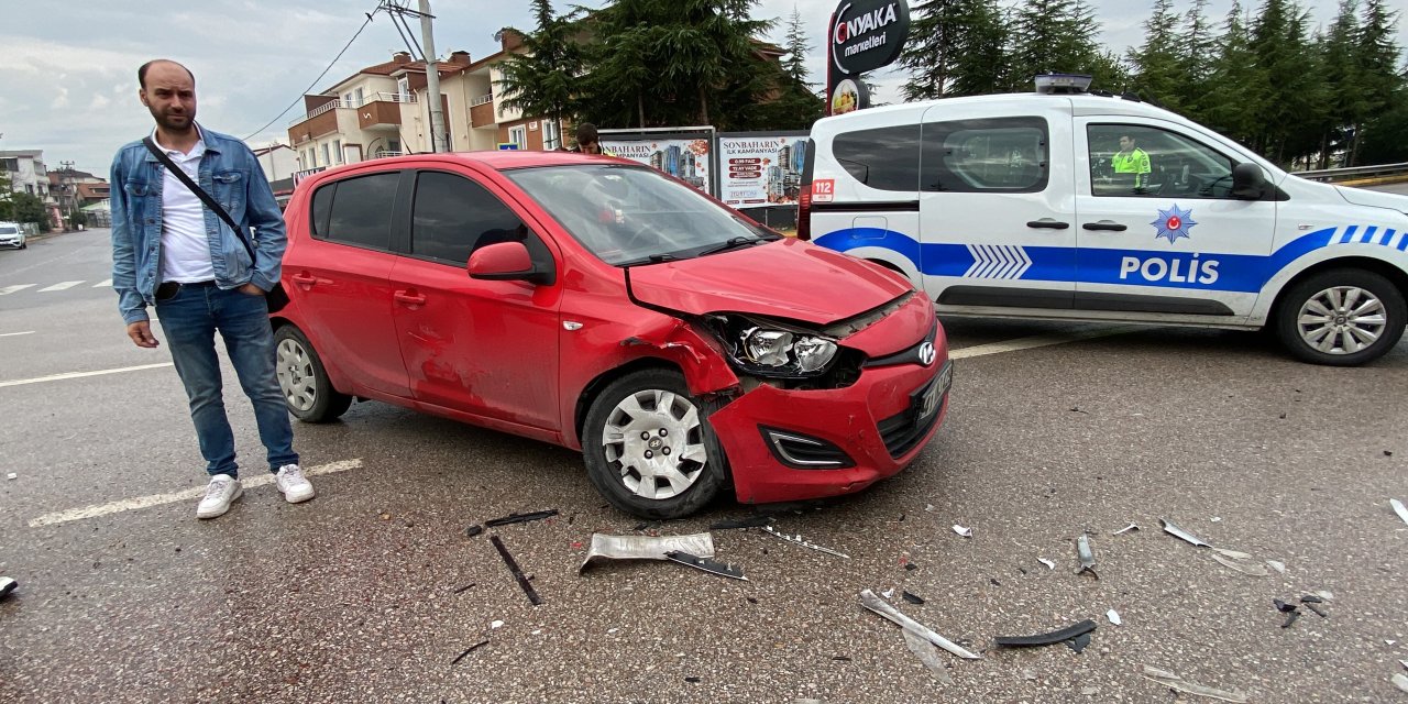 2 otomobil çarpıştı: 2 çocuk yaralandı