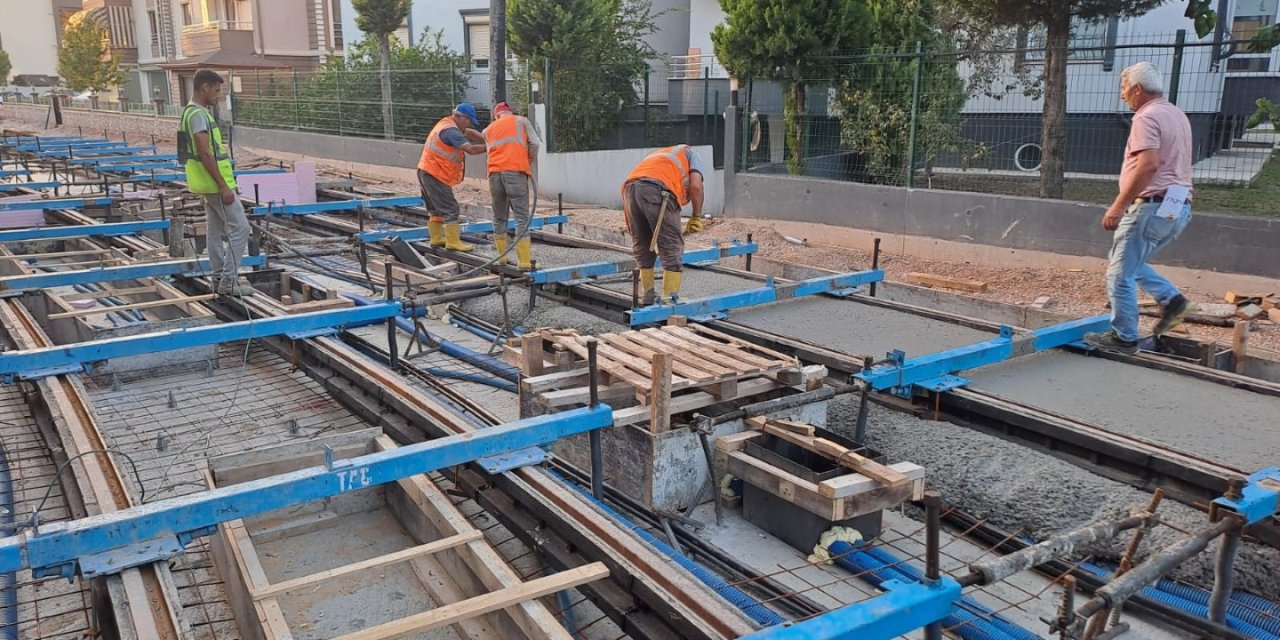 Tramvayın ray betonları dökülüyor