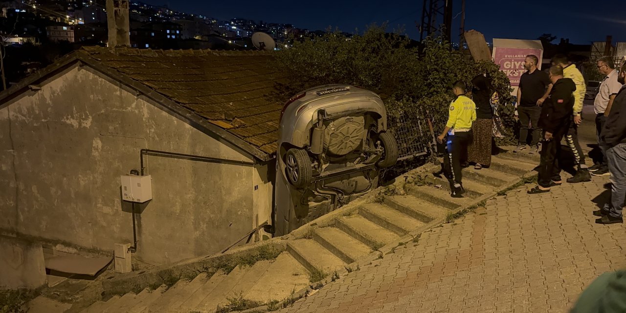 Otomobil gecekonduya çarptı!