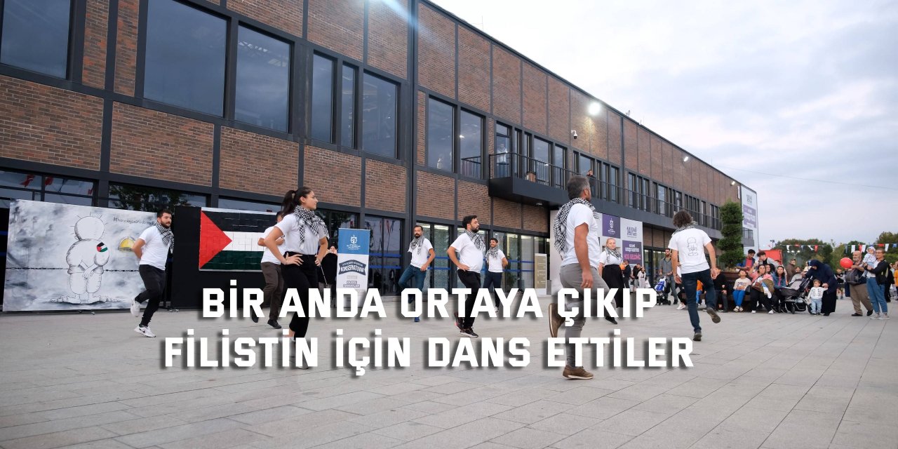 Bir anda ortaya çıkıp,  Filistin için dans ettiler