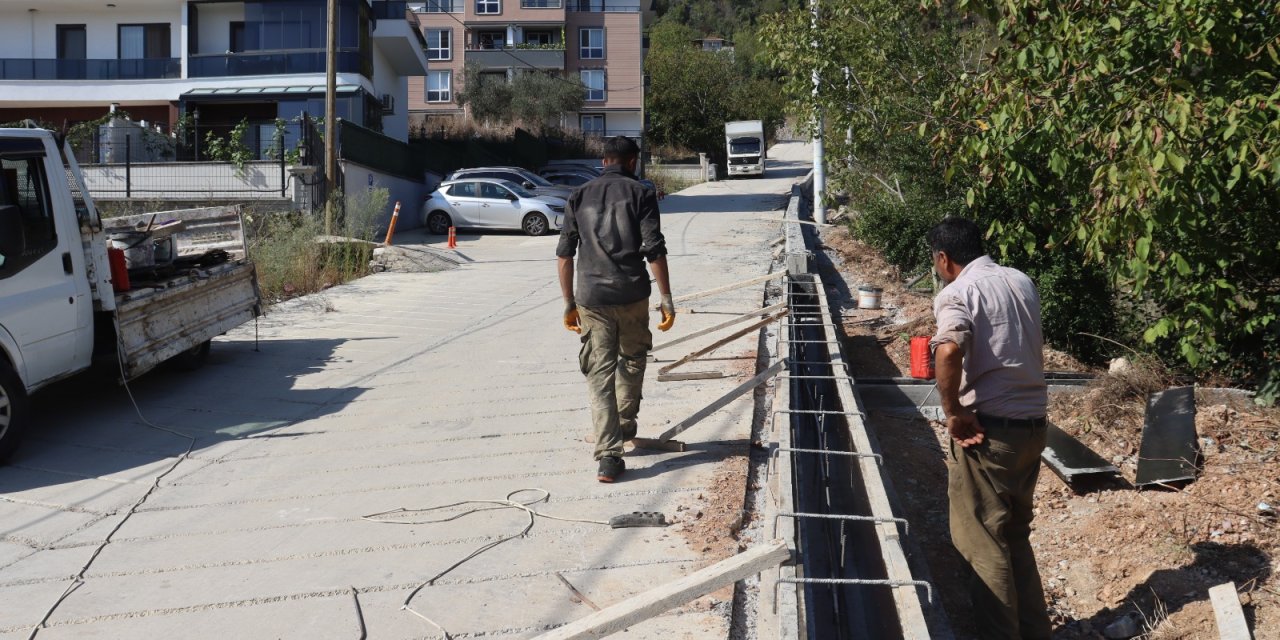 İzmit Belediyesinden Gündoğdu’ya beton parapet