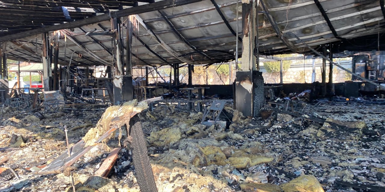 ALEV ALEV YANAN RESTORAN KÜLE DÖNDÜ: Hasar gündüz ortaya çıktı