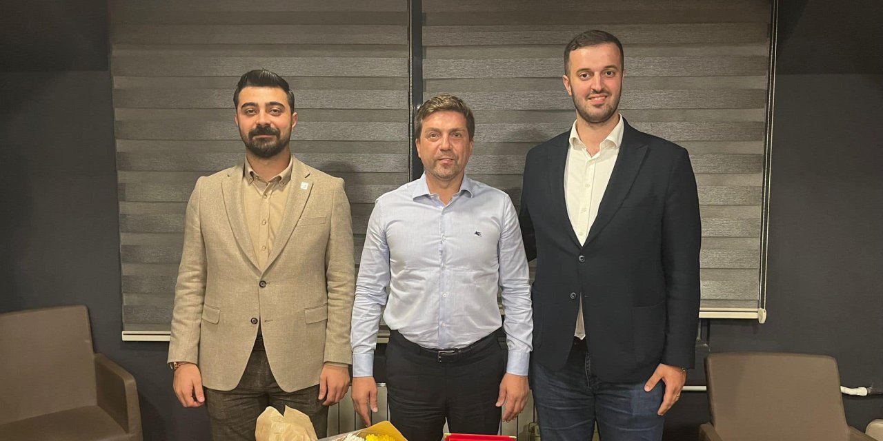 CHP’de görevi devreden   başkana plaket verildi