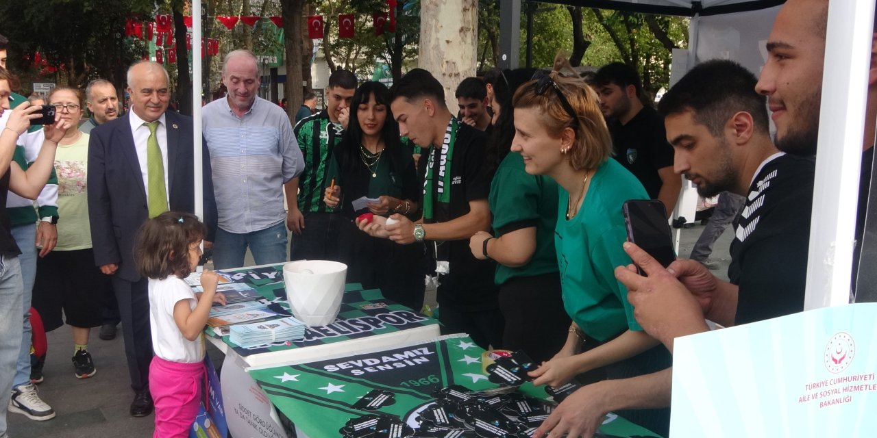 Kocaelispor ‘Dünya Kız Çocukları Günü’nde kız çocuklarına hediye dağıttı