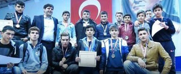 Okullu güreşçiler yarıştı