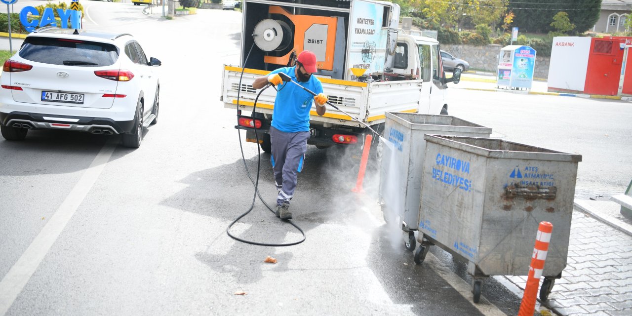 Çöp konteynerleri yerinde temizleniyor