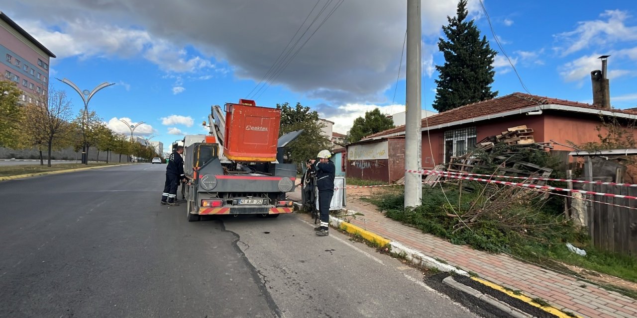 - Tırın çarptığı elektrik direği devrildi