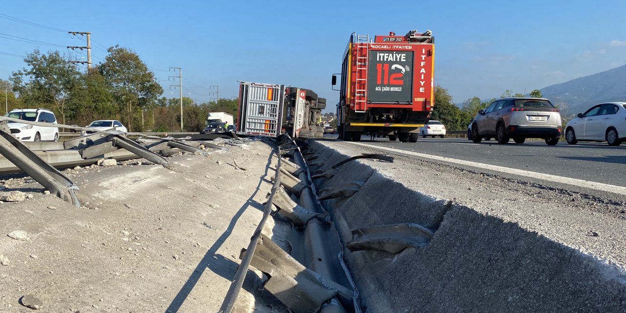 Petrokok yüklü tır devrildi: 1 yaralı