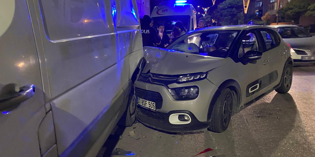 Alkollü sürücü minibüse çarptı: 3 yaralı