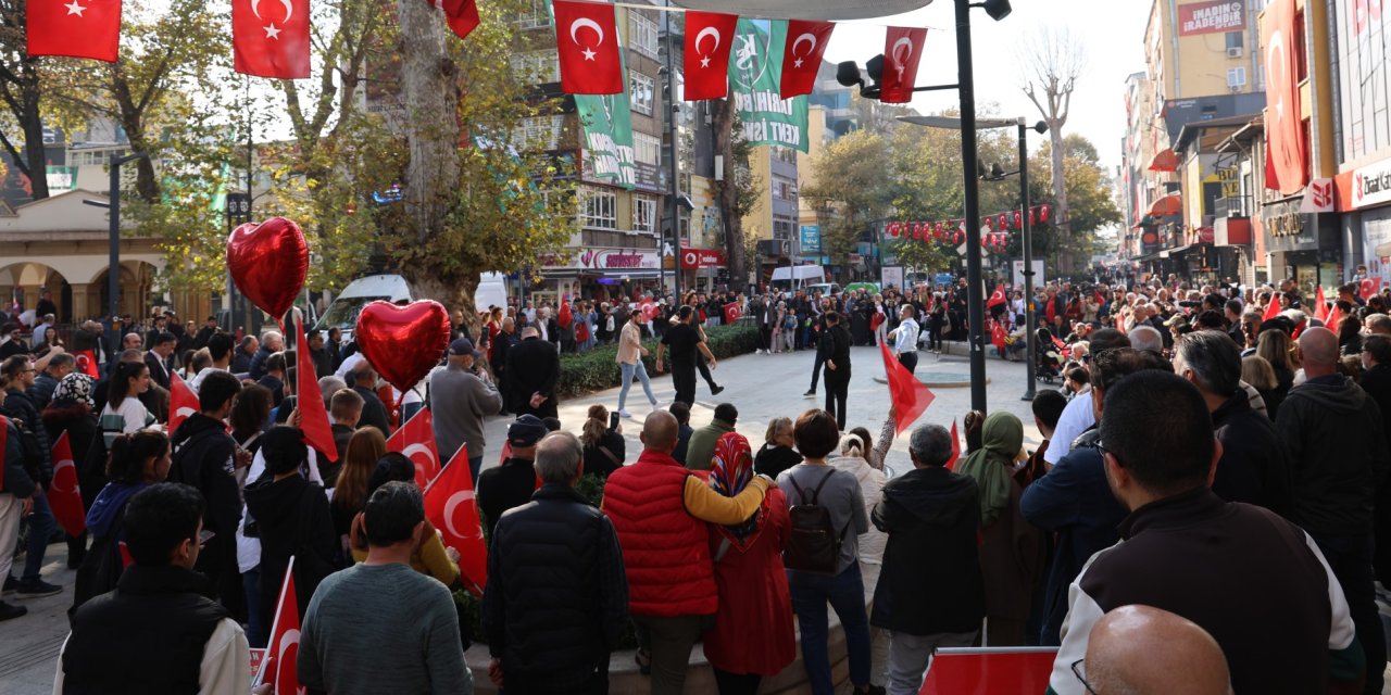 Cumhuriyet Bulvarı’nda zeybek gösterisi