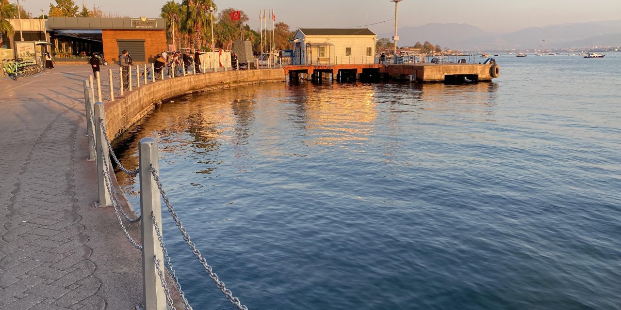 Denize atlayan kız çocuğunu vatandaşlar kurtardı