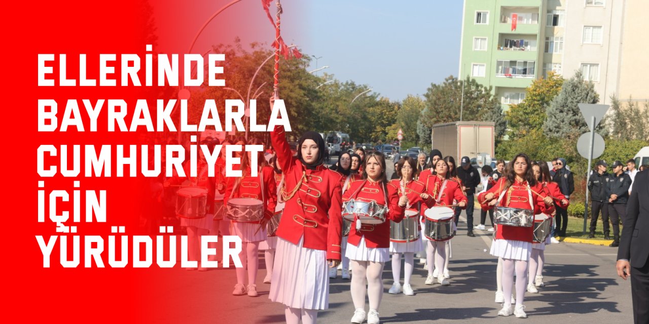 Ellerinde bayraklarla Cumhuriyet için yürüdüler