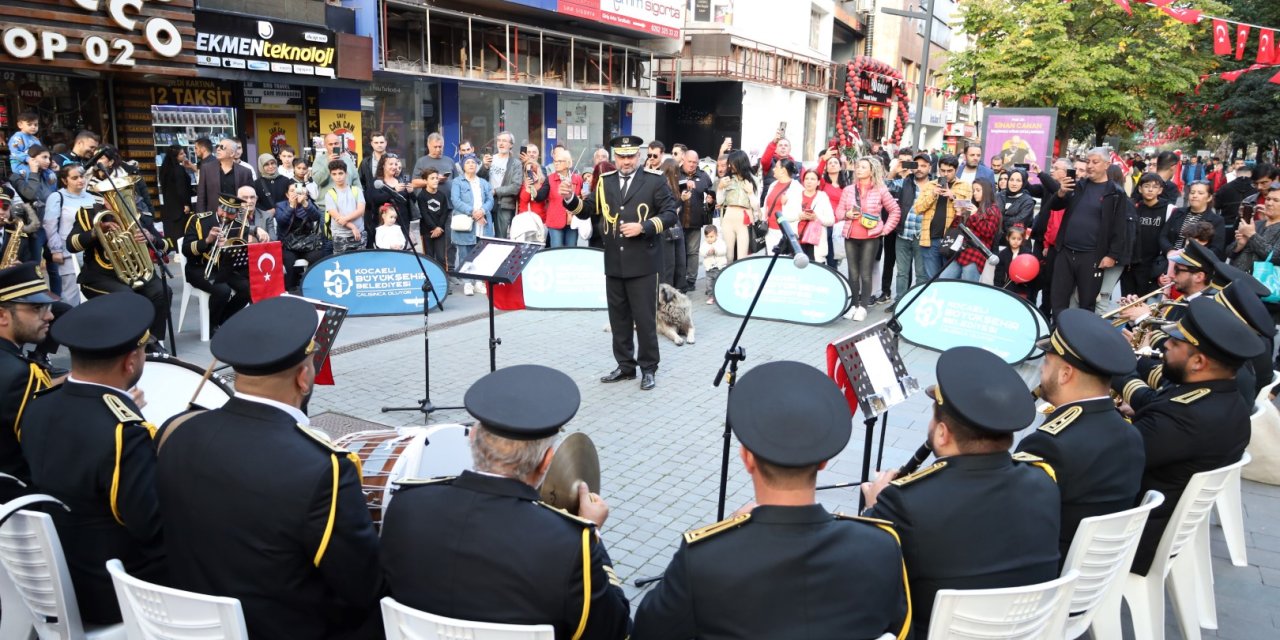 Cumhuriyet Bulvarı Ata’nın sevdiği şarkılarla çınladı