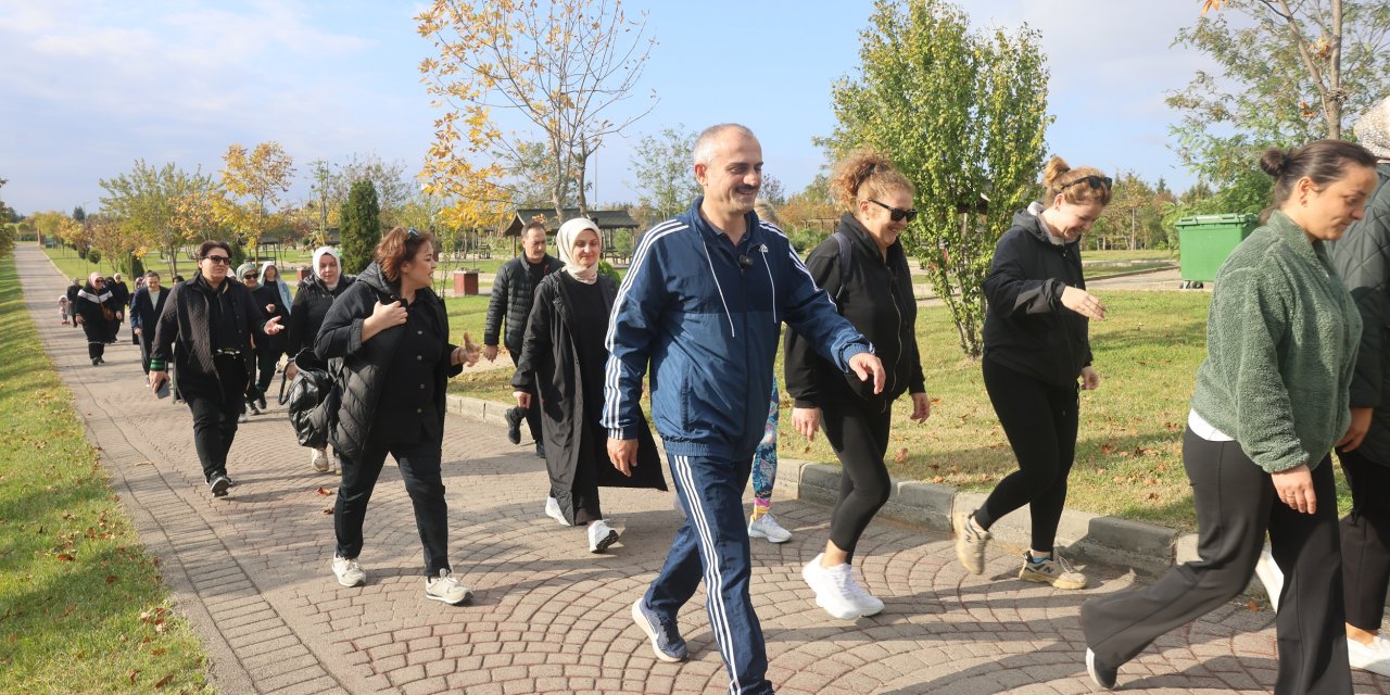 İlçe sakinleriyle sabah  yürüyüşü gerçekleştirdi