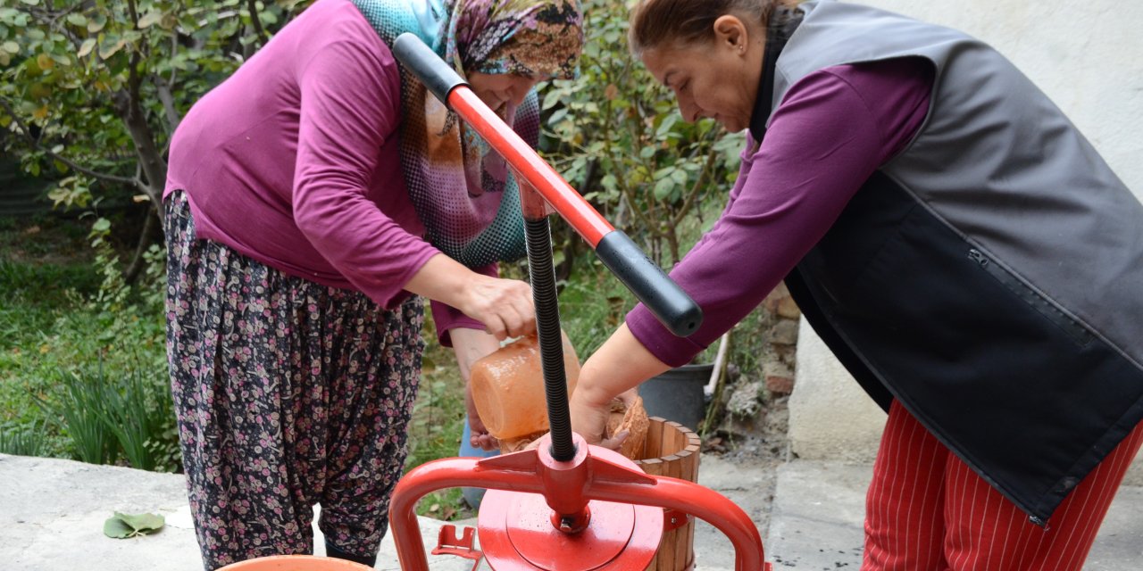 Yarım asırdır aynı yöntemle  hurma pekmezi yapıyorlar