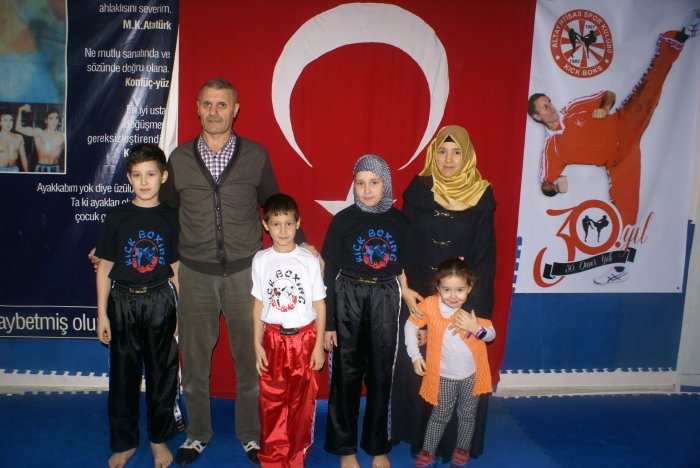 Kırımlı üç kardeş Gebze’de kick boks öğreniyor