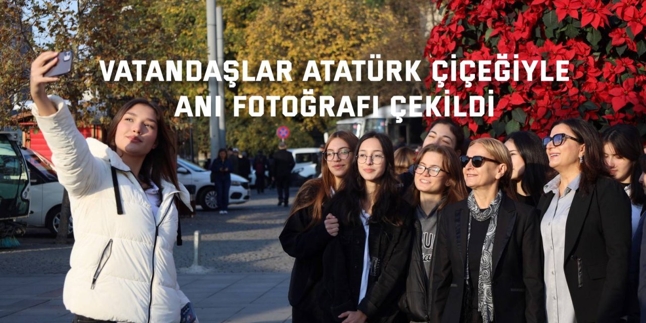 Vatandaşlar Atatürk çiçeğiyle anı fotoğrafı çekildi