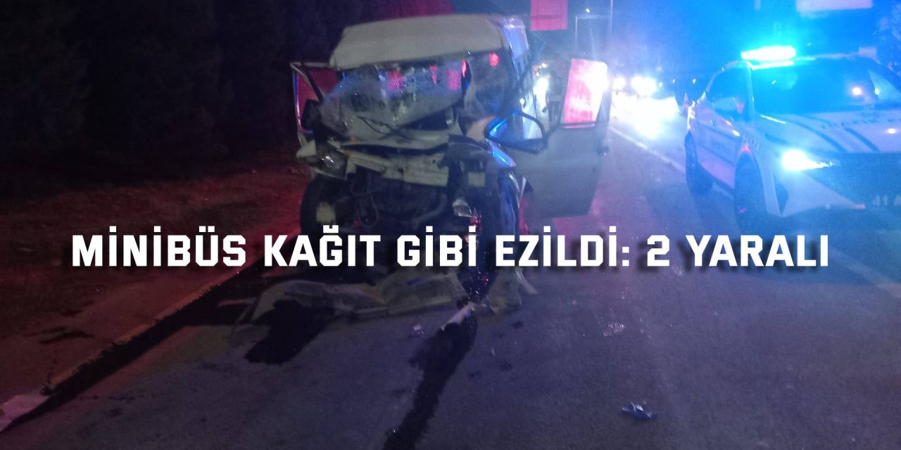 Tıra çarpan minibüs kağıt gibi ezildi: 2 yaralı