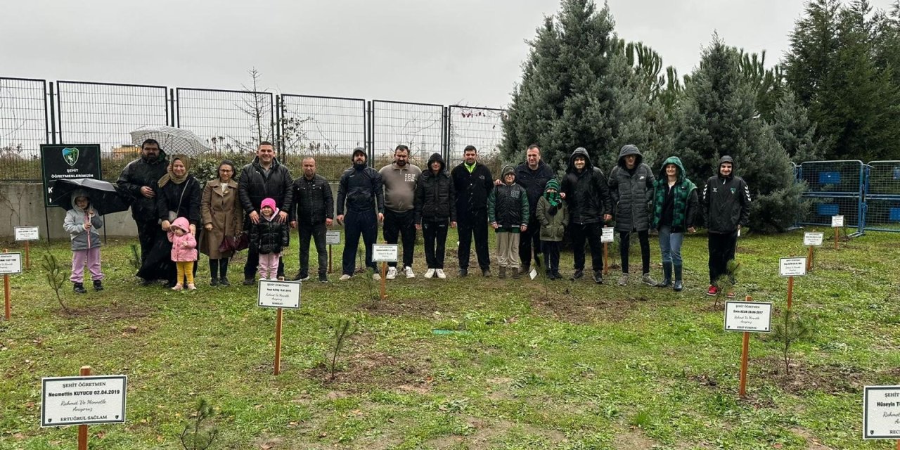 Şehit öğretmenler için stadyum çevresine ağaç diktiler