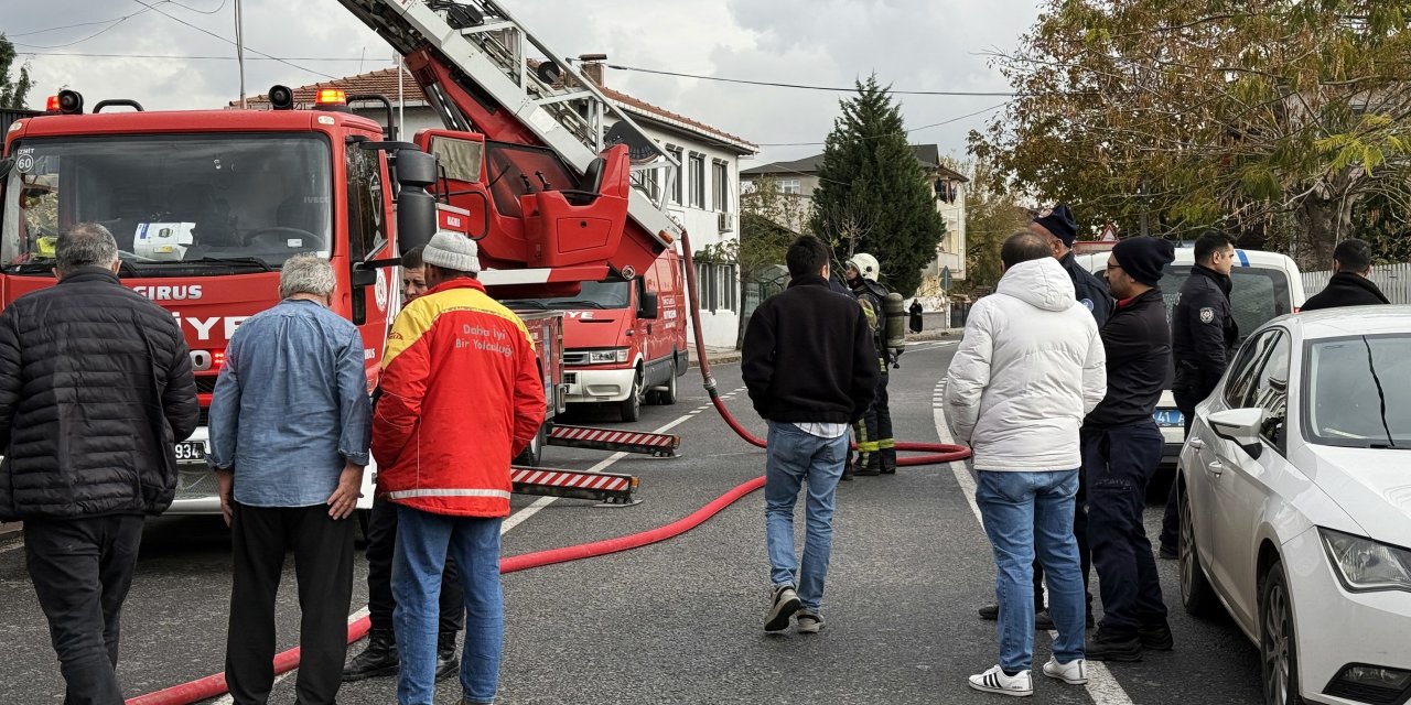 Çatıda çıkan yangın panik yarattı