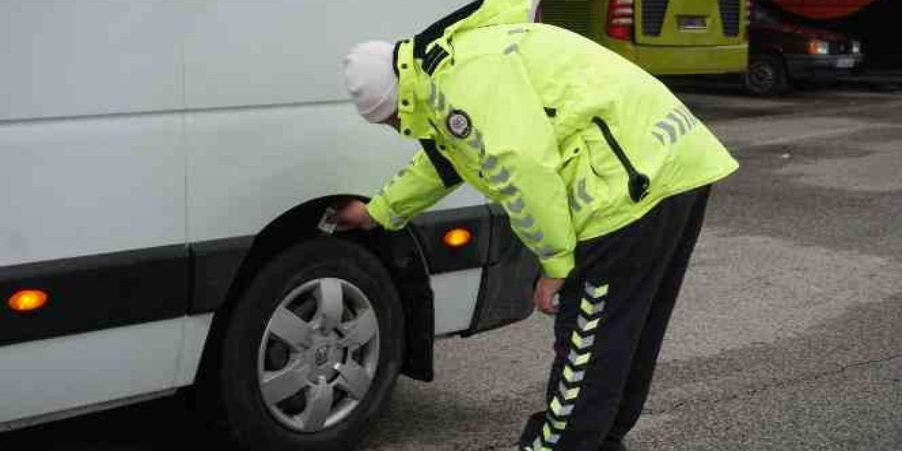 Kış Lastiği Zorunluluğu 1 Aralık’ta Başlıyor: Kimler Takmalı? 4 Ay Sürecek ve Cezası 4 Bin TL’yi Aşıyor!