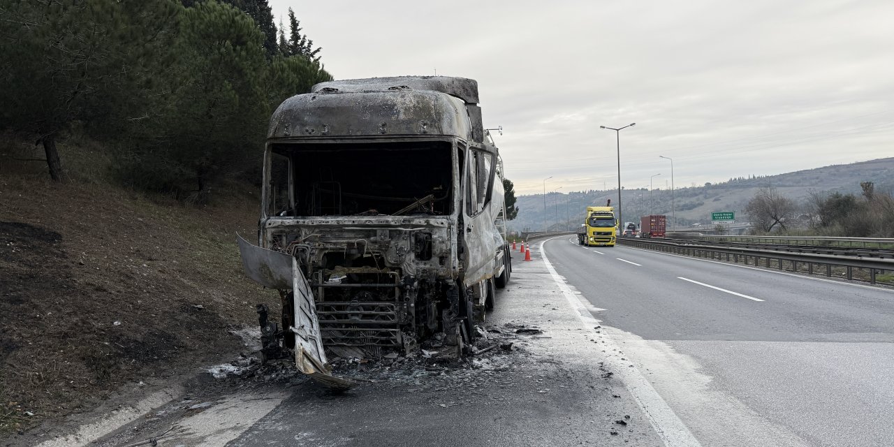 Tırın kabin kısmı küle döndü