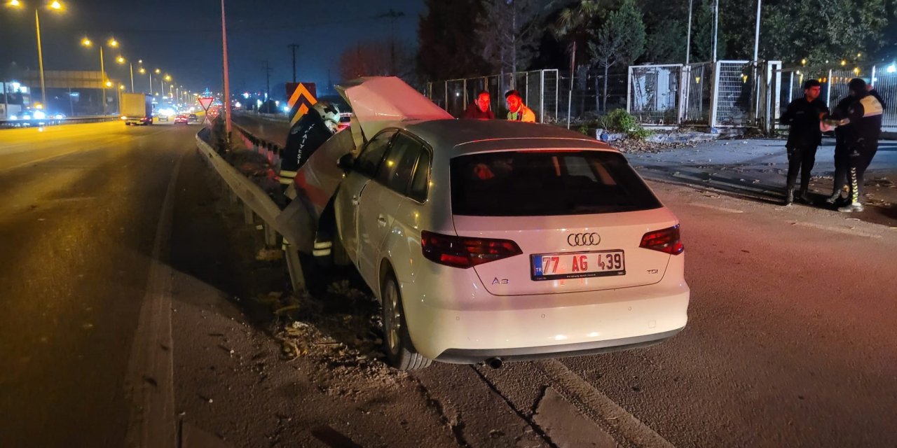 Gebze'de otomobil bariyere saplandı