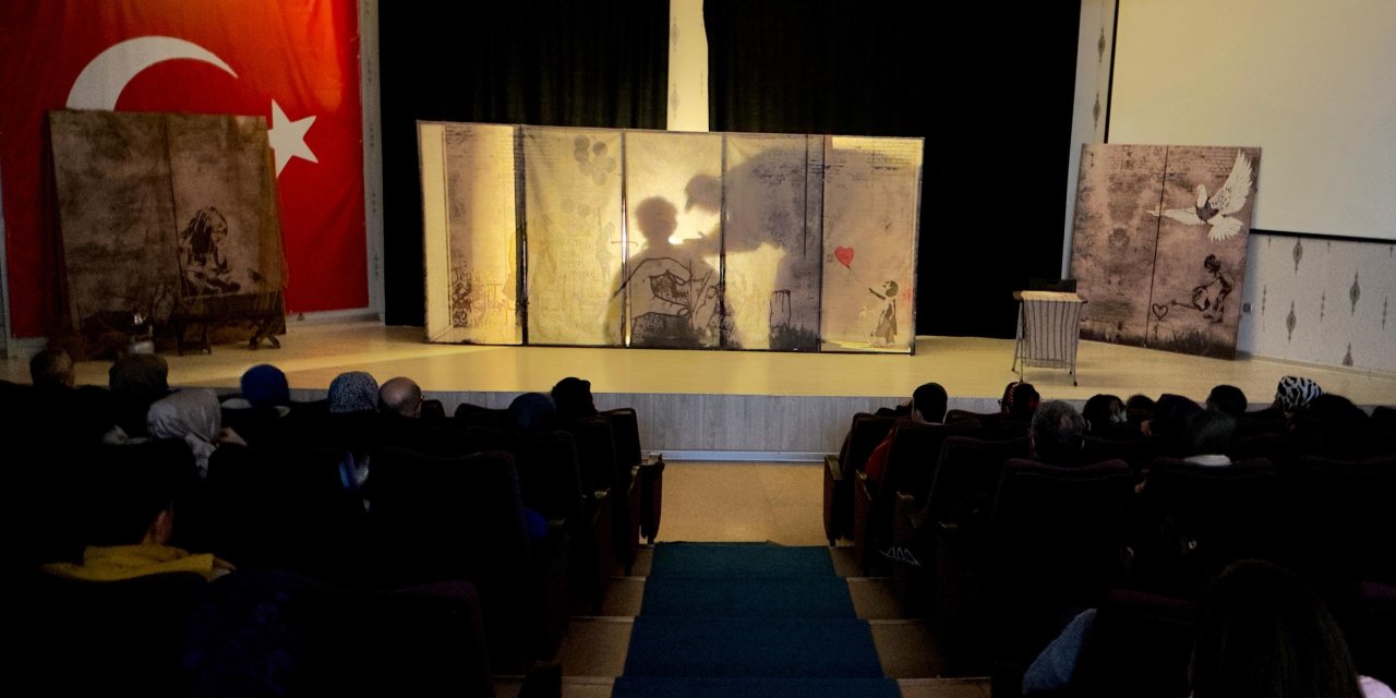 İsrail'in zulmü tiyatro sahnesinde anlatıldı