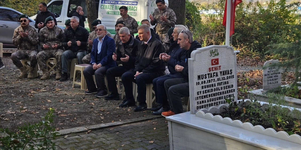 Yüksekova şehidi Gölcük'te  kabri başında dualarla anıldı