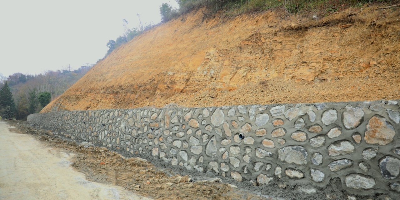 İzmit Belediyesi’nden 100 metrelik istinat duvarı
