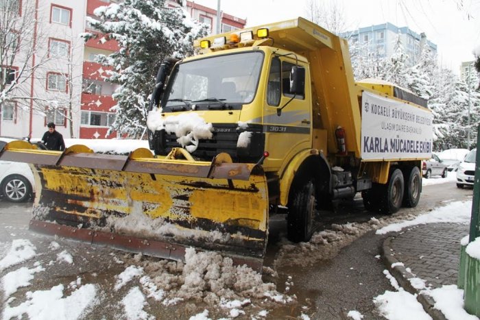 Karla mücadele ara sokaklarda devam ediyor