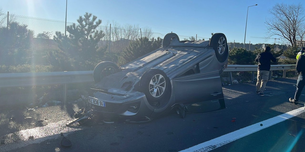 TEM'de çarpışan otomobillerin sürücüleri yarandı