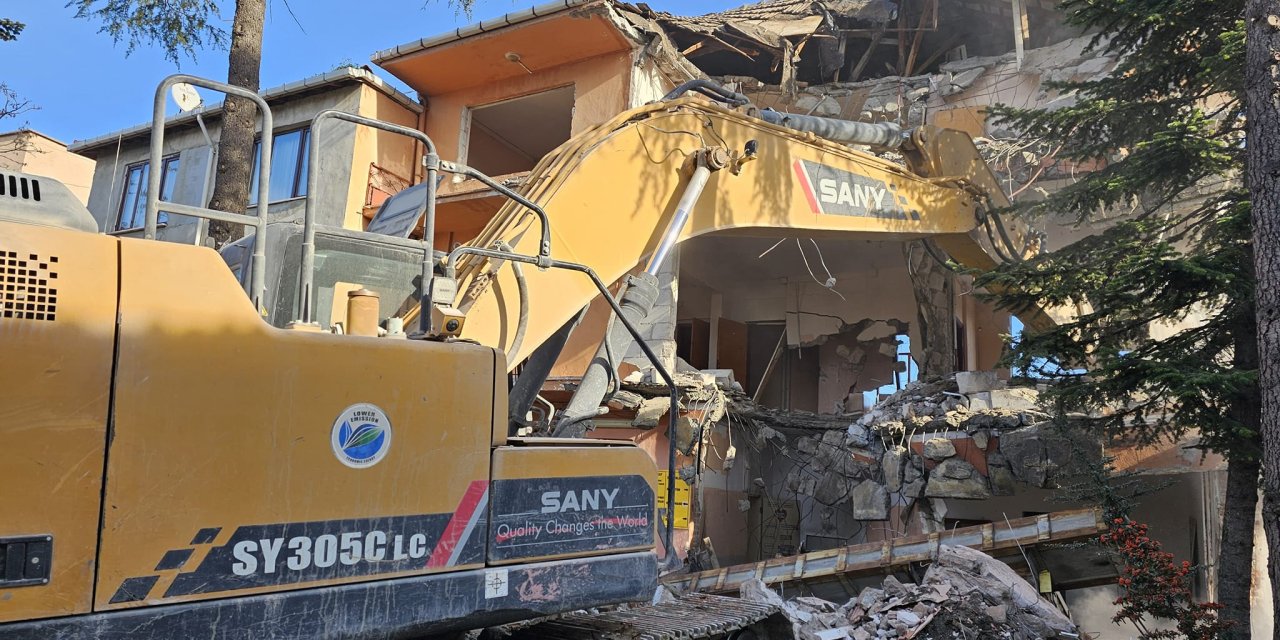 Gölcük  İhsaniye İlkokulu binası yıkıldı