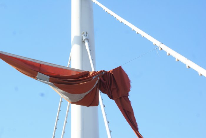 Üstgeçitte bayrak ayıbı!