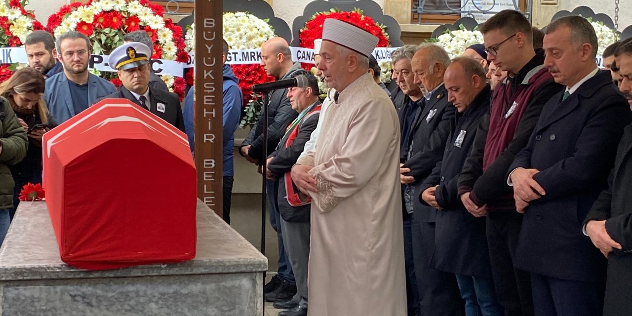 Pilota oğlu ve eşinden  asker selamıyla veda