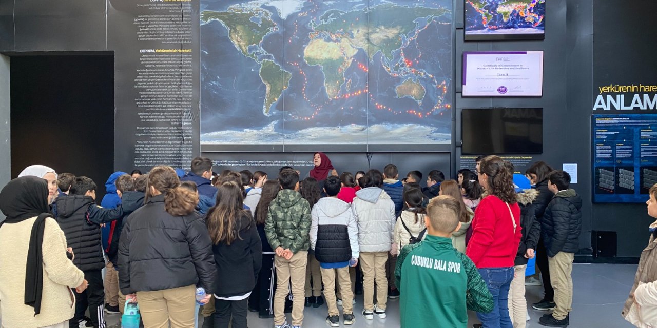 Öğrenciler Deprem Müzesi’ni Ziyaret Etti