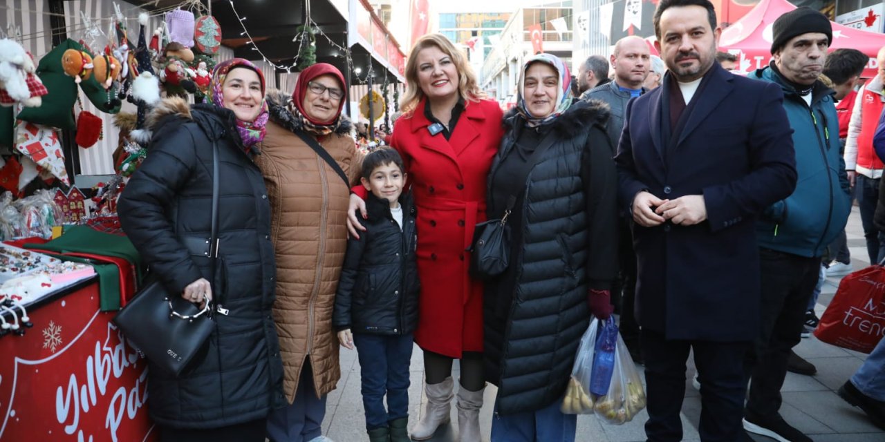 Yılbaşı heyecanı İzmit Belediye Meydanı’nda yaşandı