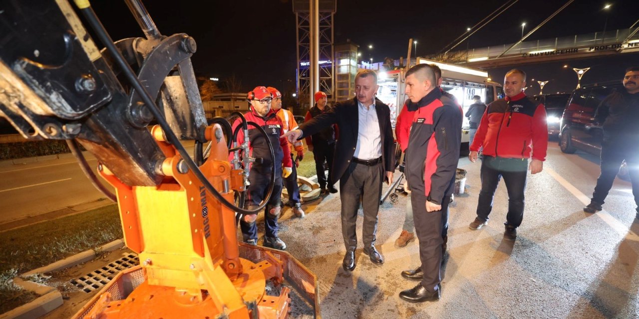 Yeni yıl gecesi yol bakım hizmeti devam etti
